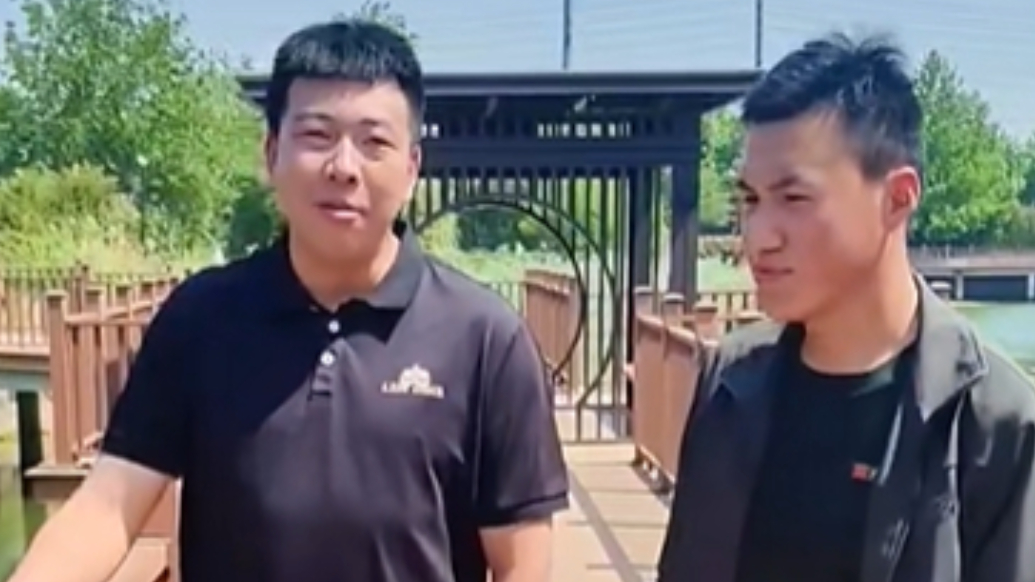 果然视频丨即墨一老人失足落水，两名垂钓爱好者用鱼竿成功营救