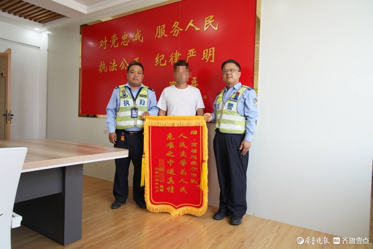 浓烟滚滚，巡逻交警冒险冲向“火”车……
