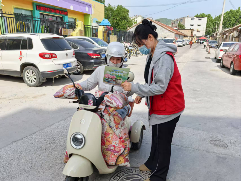 “一盔一带”安全出行！济南市中区白马山街道强化交通知识宣传