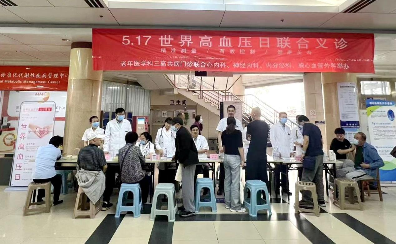 关注血压 守护健康，鲁中医护为老年群体撑起“健康伞”