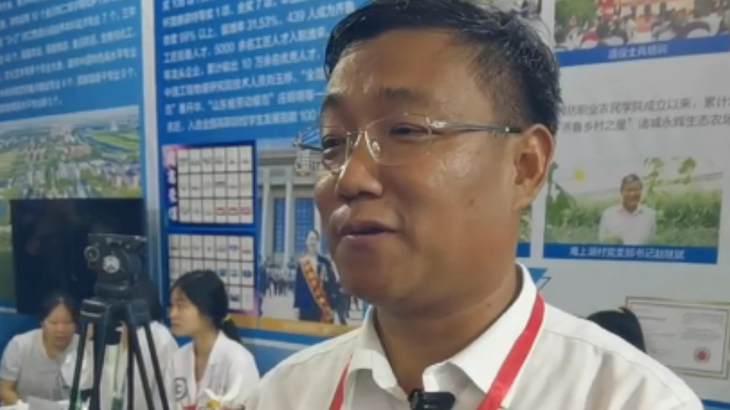 果然视频|潍坊职业学院院长职教周上“炫耀”优秀农民学员
