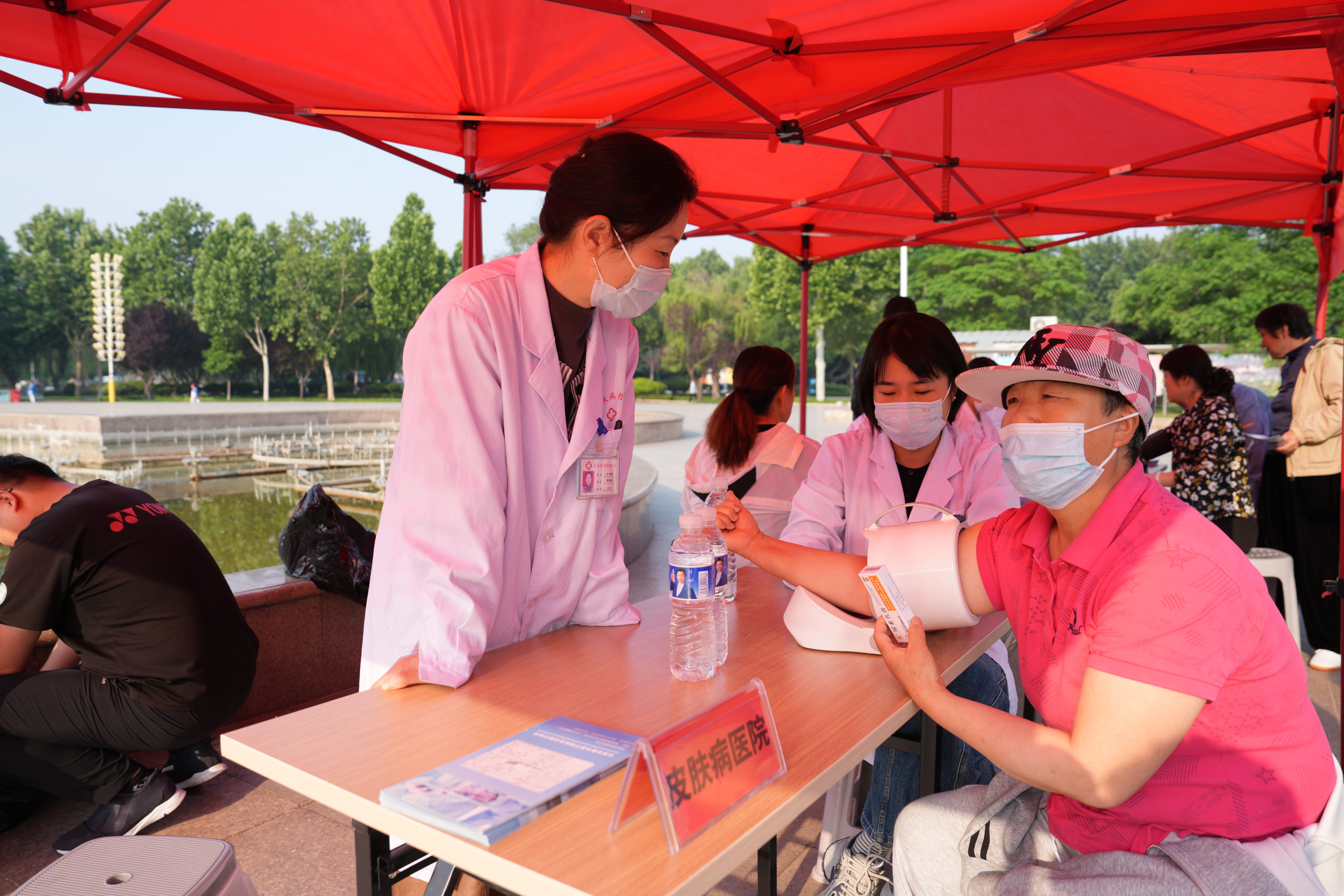 莒县皮肤病防治站开展“5.25爱肤日”义诊宣传活动
