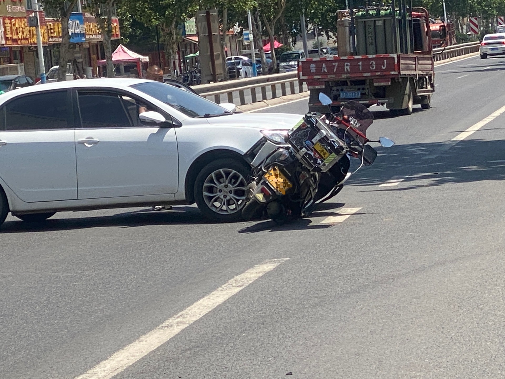 情报站|济南章丘龙泉大道附近摩托车与轿车相撞，出行注意安全