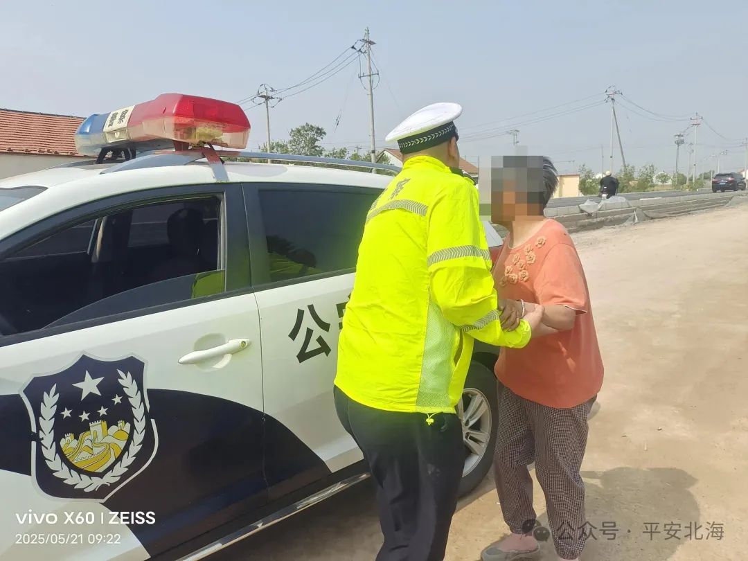 山东滨州：老太车流中拦车，民警一个急刹车火速冲上前