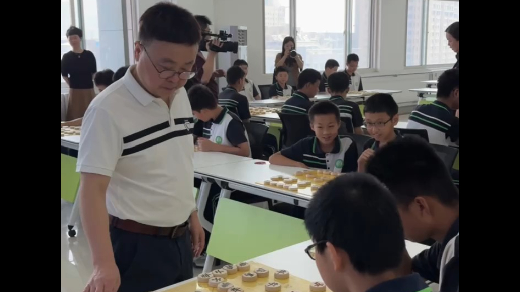 果然视频｜泰安学子与象棋大师同场竞技，全运会进校园名场面直击