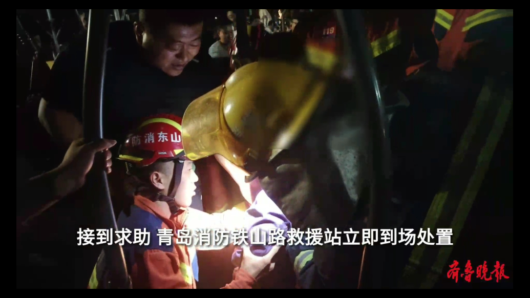 果然视频|男孩不慎腿卡秋千座椅中，消防员及时帮其脱困