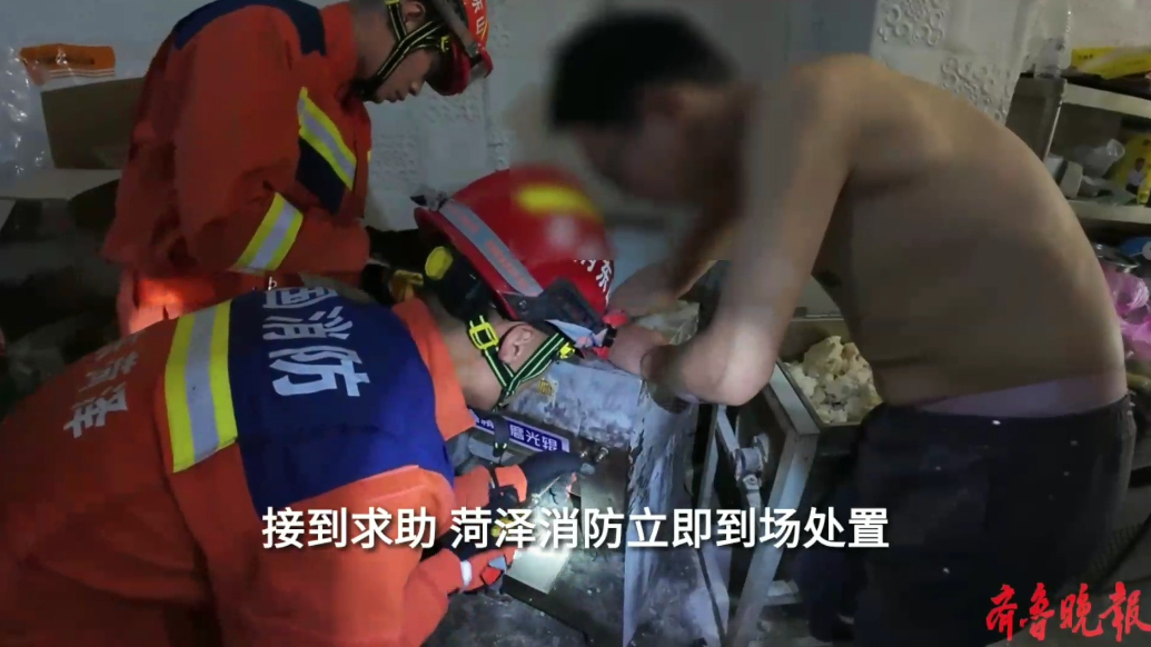 果然视频|男子被压面机“咬”手，消防员拆“机”施救
