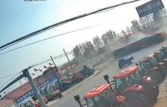 追查致货车侧翻，执法者见危不救令人震惊