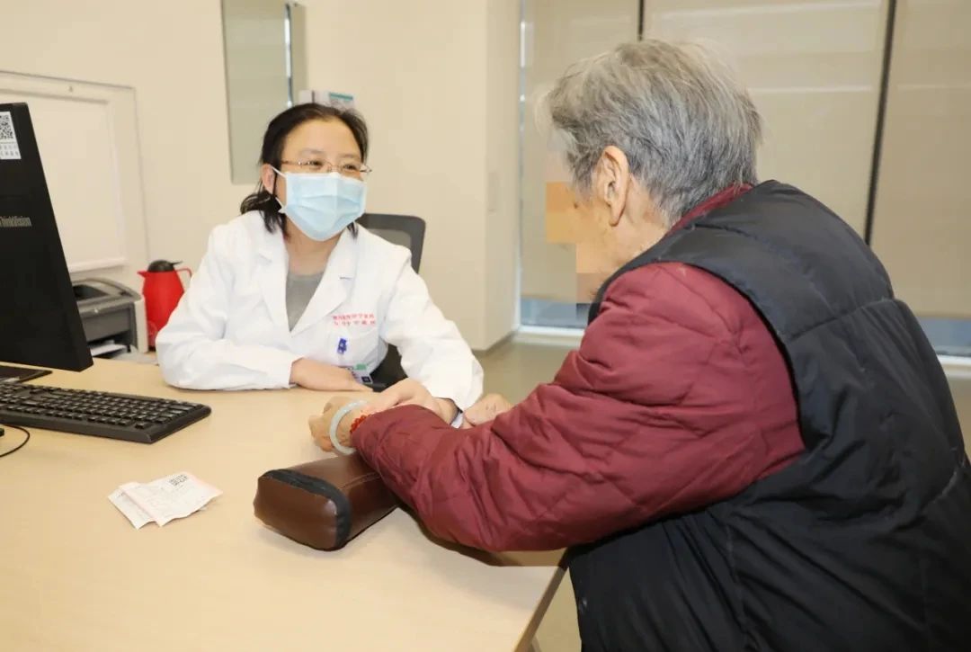 西苑医院济宁医院中药内服外敷减少患者胸腔积液
