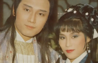 杨盼盼晒与苗侨伟合影：梦回83版《射雕英雄传》