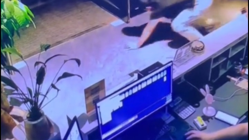 两男子足浴店消费几百元后，利用视角盲区手脚并用地逃单