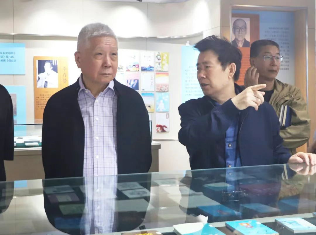 马未都到访鲁东大学，题词“远古之舟”