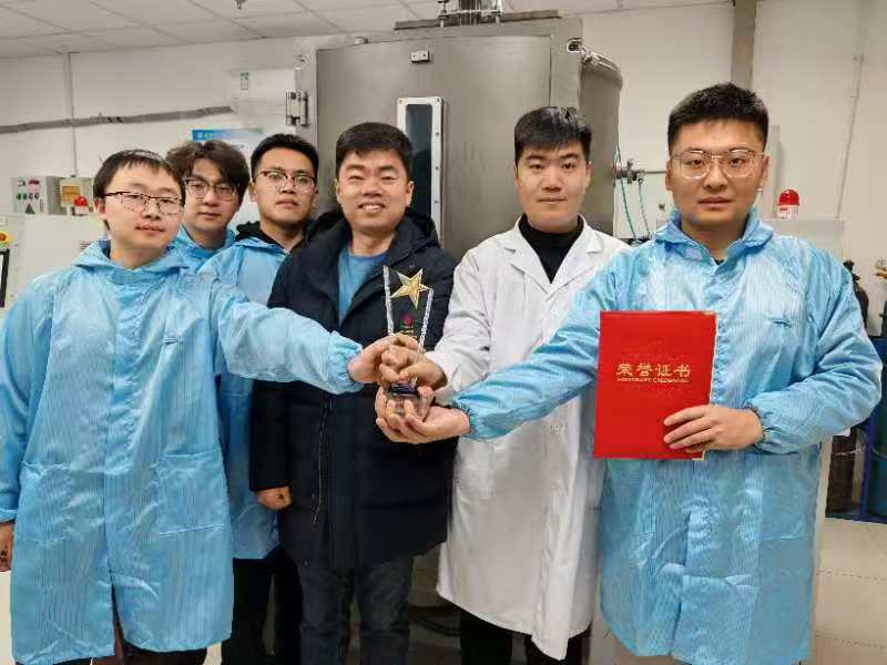 济南大学率先研制出12 英寸铌酸锂晶体