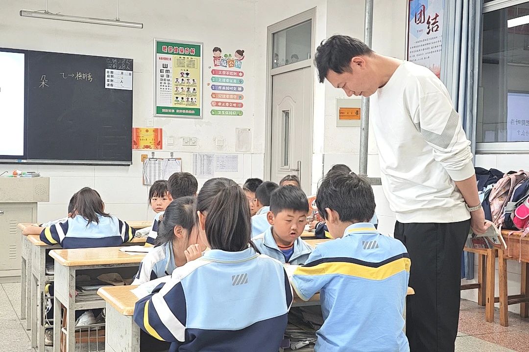 以示范促成长，新桥墩头小学开展达标课堂示范课活动