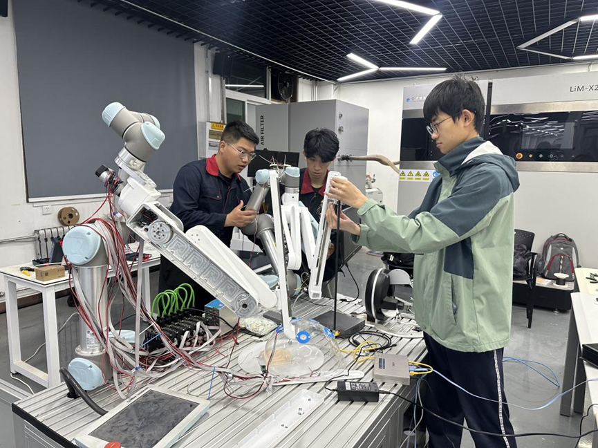 与齐鲁医院携手，山东职业学院师生研发腹腔镜手术机器人