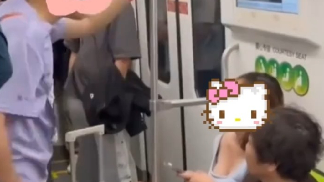 地铁上一女子将脚搁拉杆箱上影响通行，男子劝导其将脚放下双方发生争执