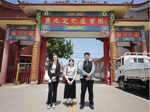 外国友人走进 “水韵古街” 博物馆