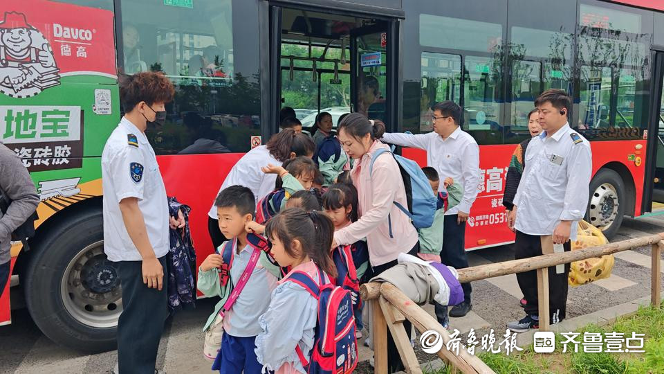 童心启航博物馆之旅，济南公交善亮志愿服务队在行动
