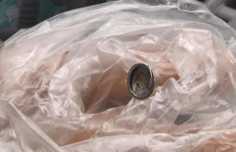 蜜雪冰城奶茶喝出金属异物？顾客称被吓“死”，商家：不是店里的