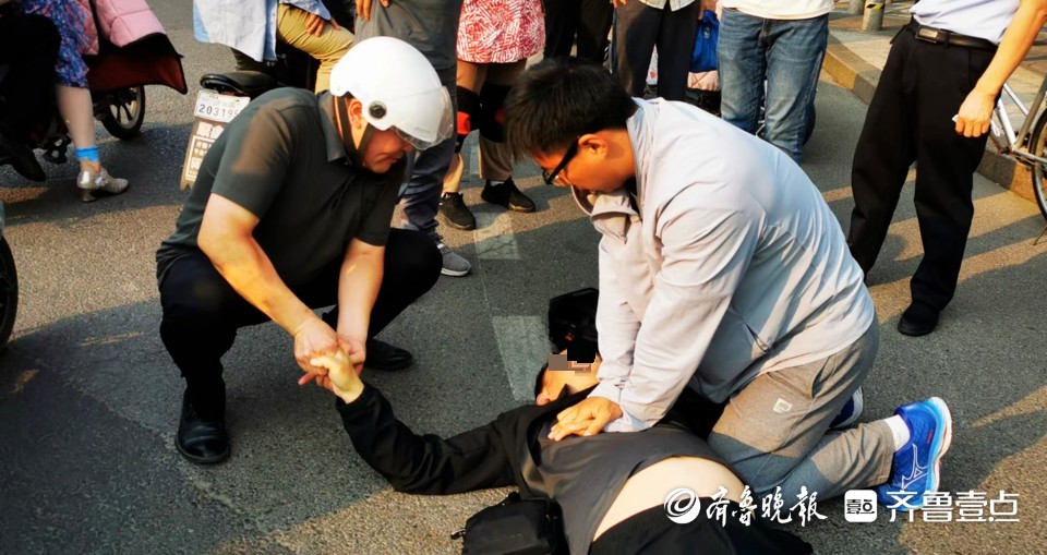 情报站|济南晚高峰一男子突发疾病倒地，热心市民跪地接力施救
