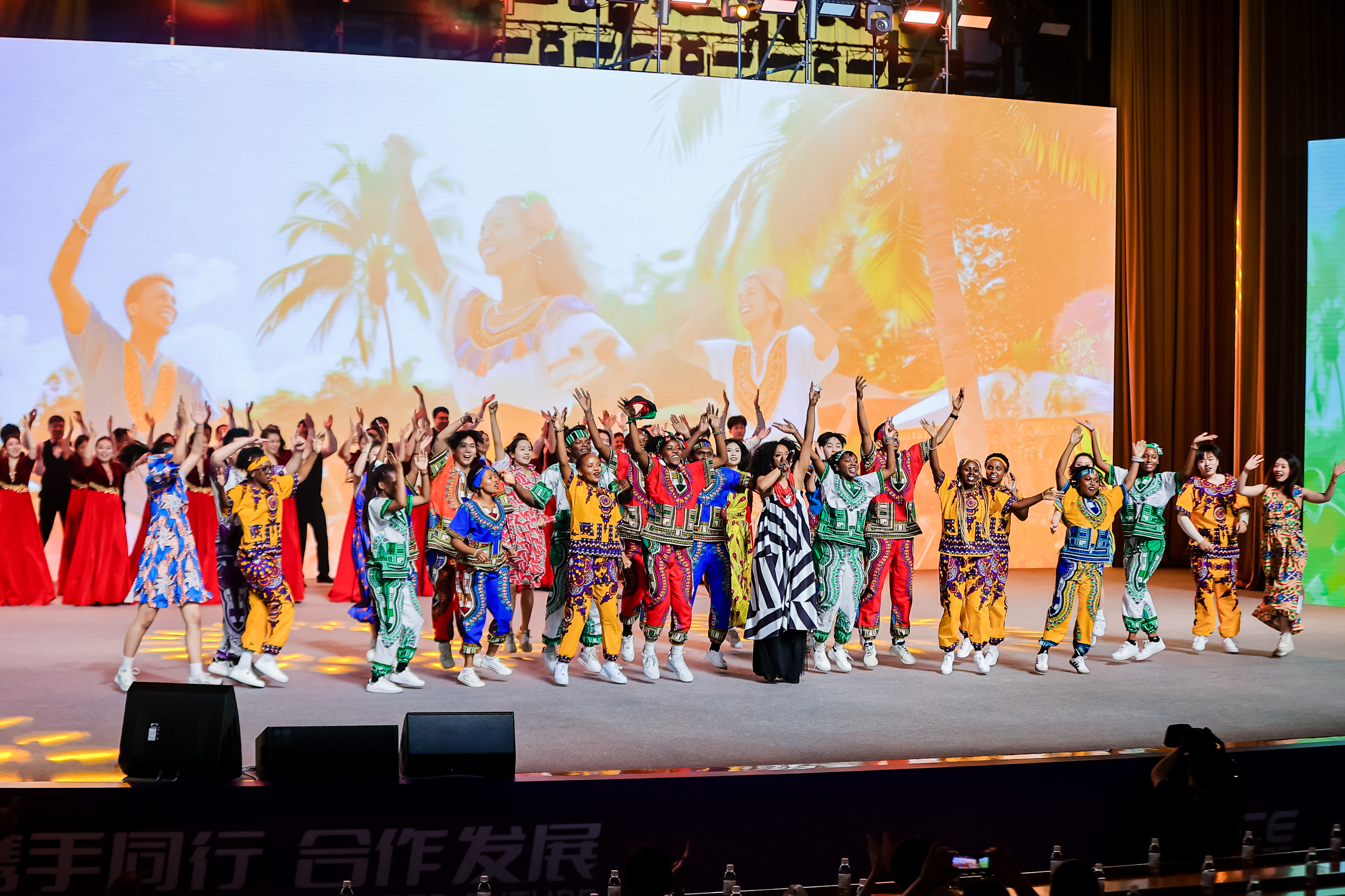 2025山东国际友城合作交流周 “友城之夜”文艺演出举行