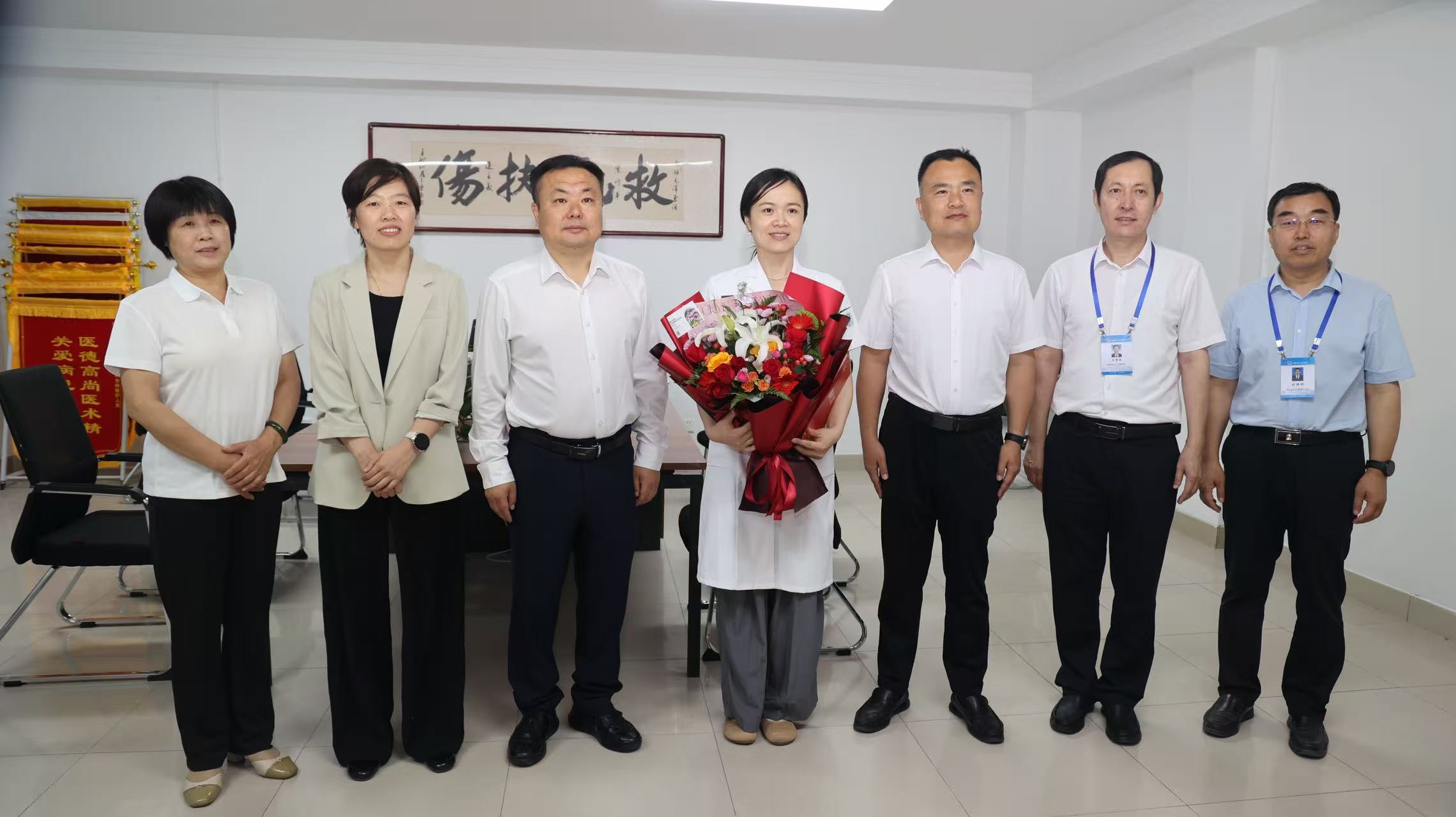 无棣县县委副书记窦彭波一行走访慰问县人民医院优秀科技工作者