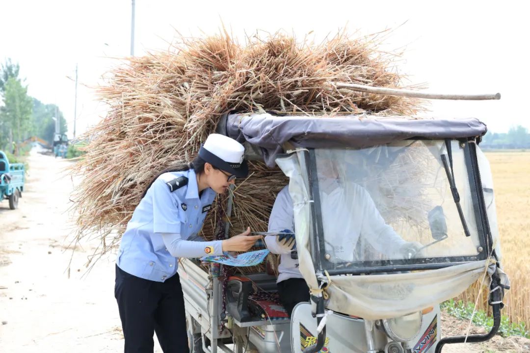 牡丹区交警：三夏麦收好“丰”景，田间地头话安全