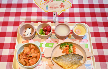 西贝“向上卷”，首次公开儿童餐食材卡承诺“5个不添加”！