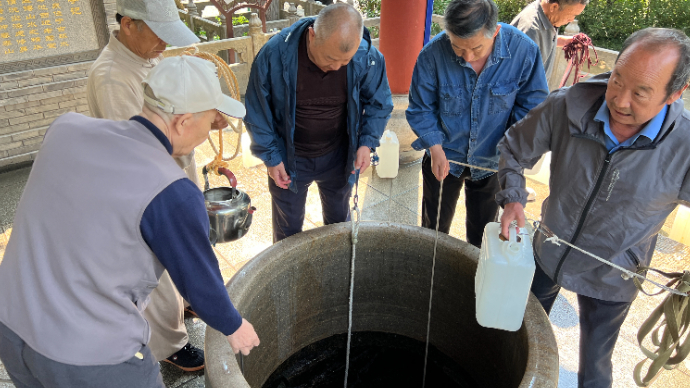 大众泉边打水忙 泰安人发明端午“山水粽”