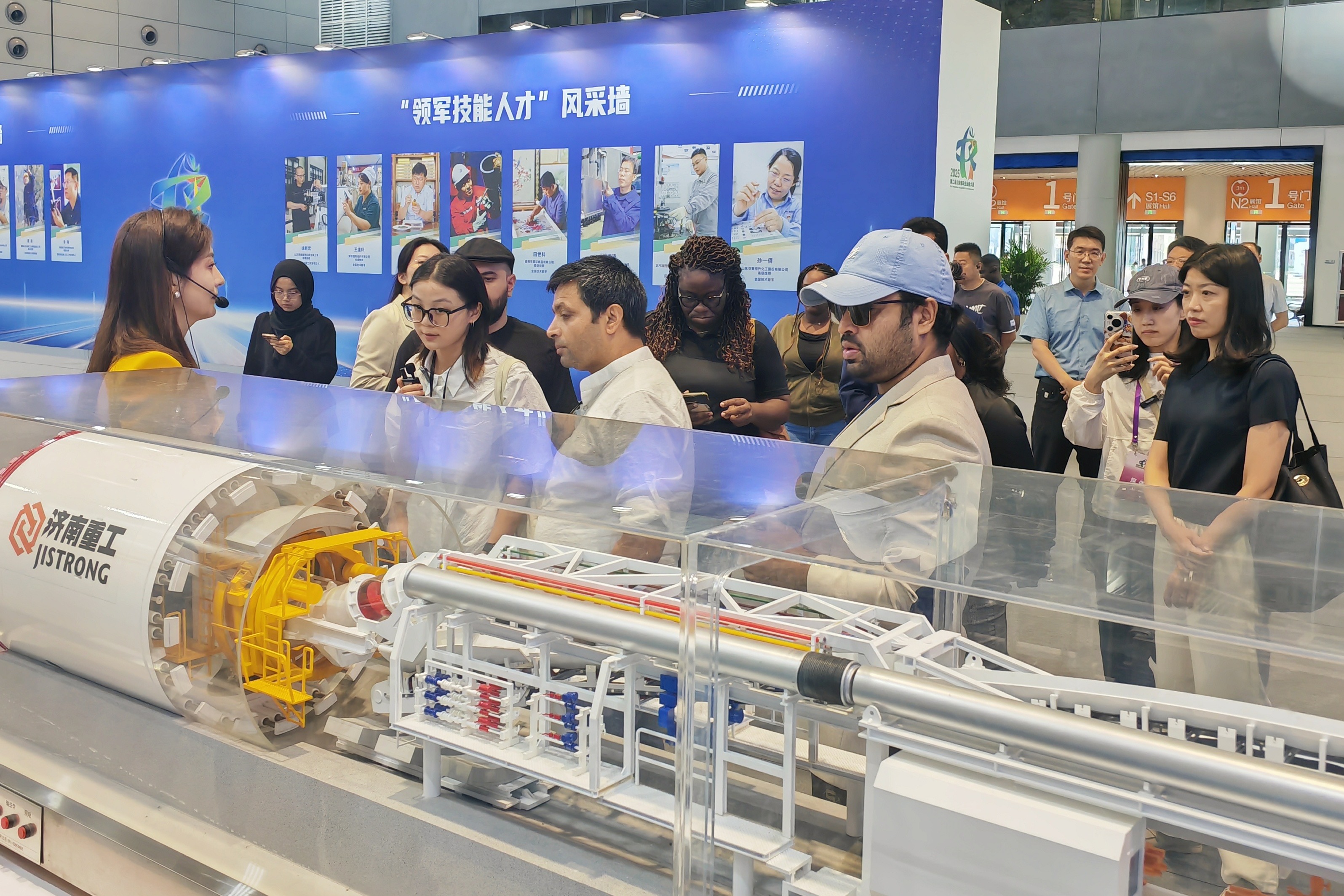 海外记者团沉浸式参观山东省职业技能大赛技能成果展