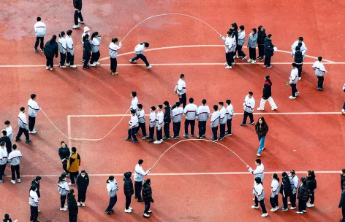 让学生长期“拉不出屎”？怎能为了成绩连如厕都不自由