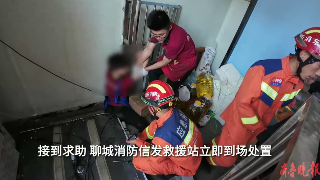 果然视频|男子被传菜电梯“咬”住脚踝，消防员到场三分钟化解