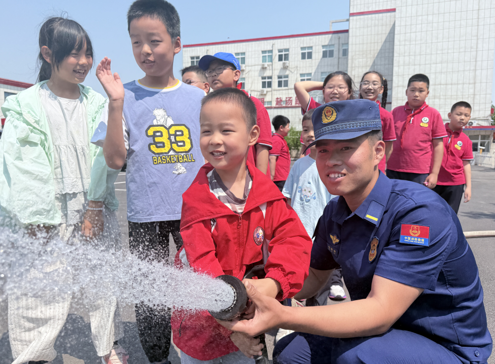 河口区消防救援大队：消防“童”行 萌娃开启“奇妙”红门之旅