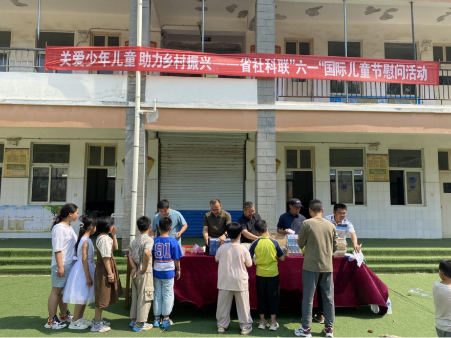 省社科联驻村第一书记开展“六一”国际儿童节助学活动