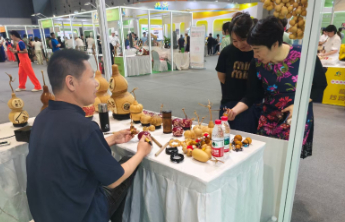 山东职业技能大赛“鲁艺鲁品”展区：葫芦为纸刀作笔，绘乾坤万象