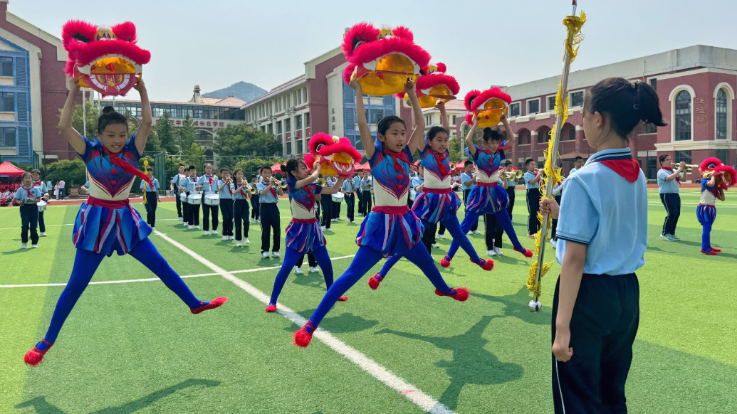 琴视频丨鼓号铿锵，少年飞扬！崂山区第二届少先队鼓号操大赛举行