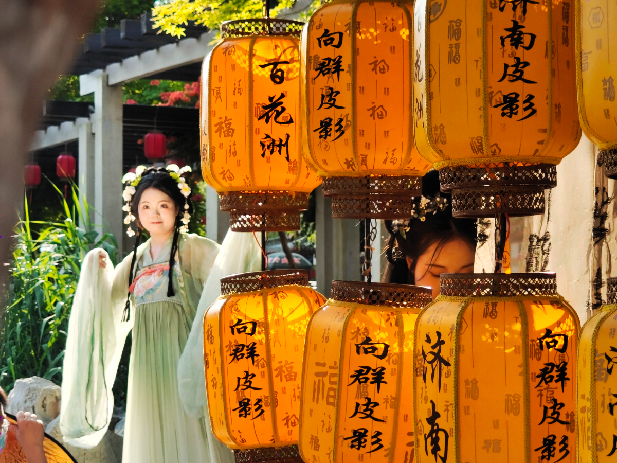 古街古巷着古装，旅拍留影争打卡