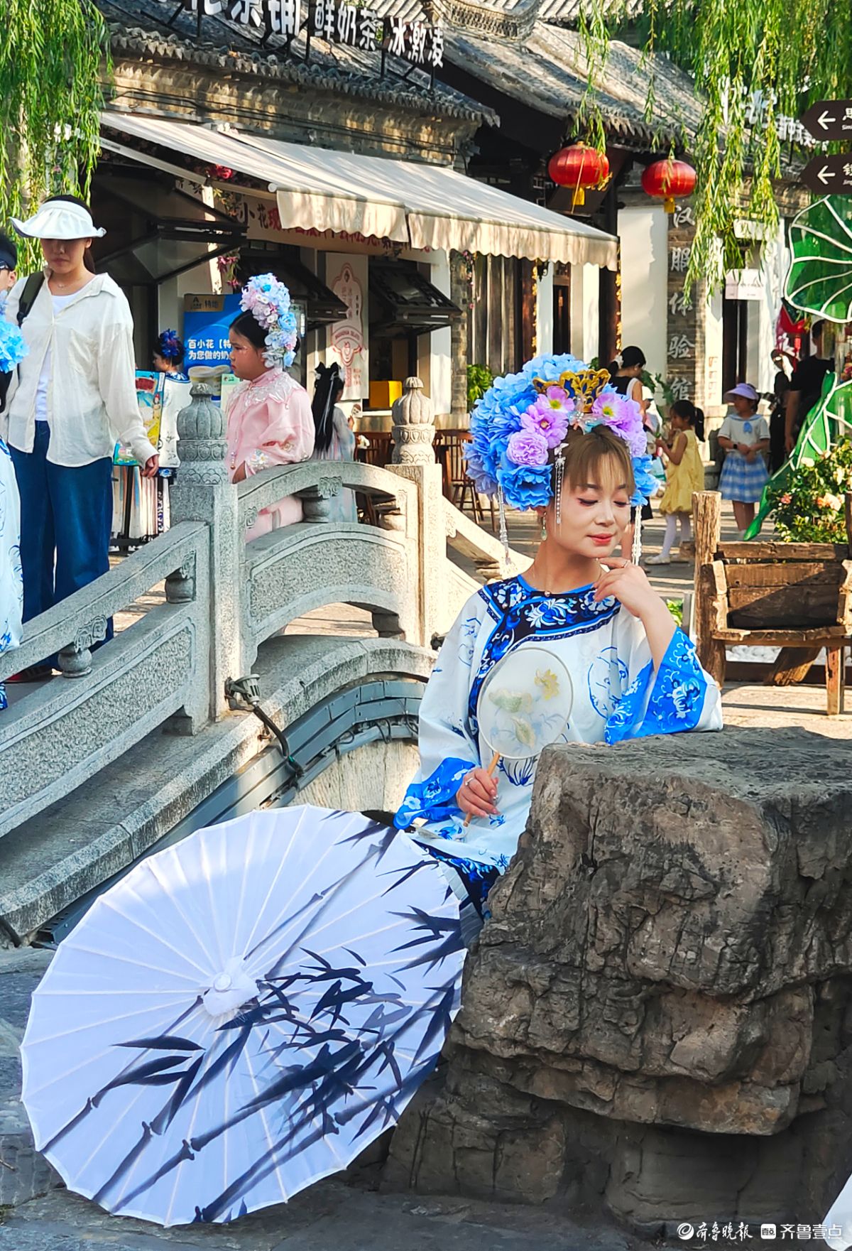 古街古巷着古装，旅拍留影争打卡