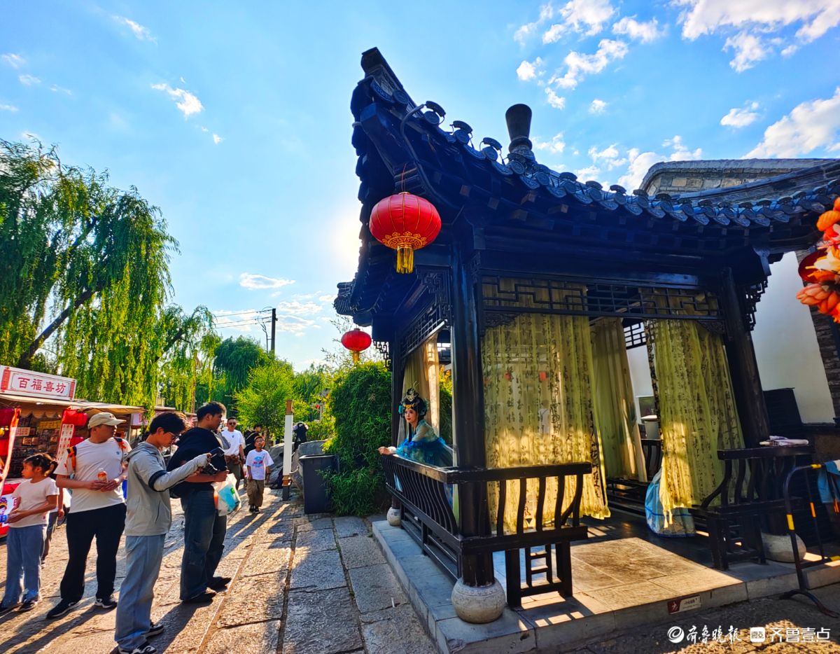 古街古巷着古装，旅拍留影争打卡