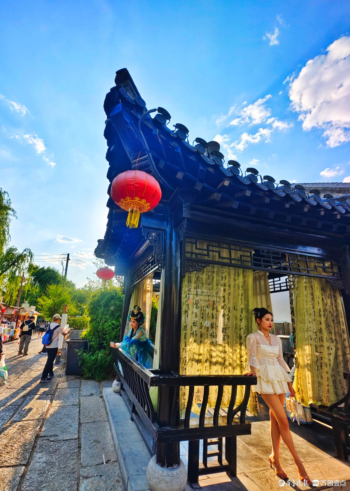 古街古巷着古装，旅拍留影争打卡