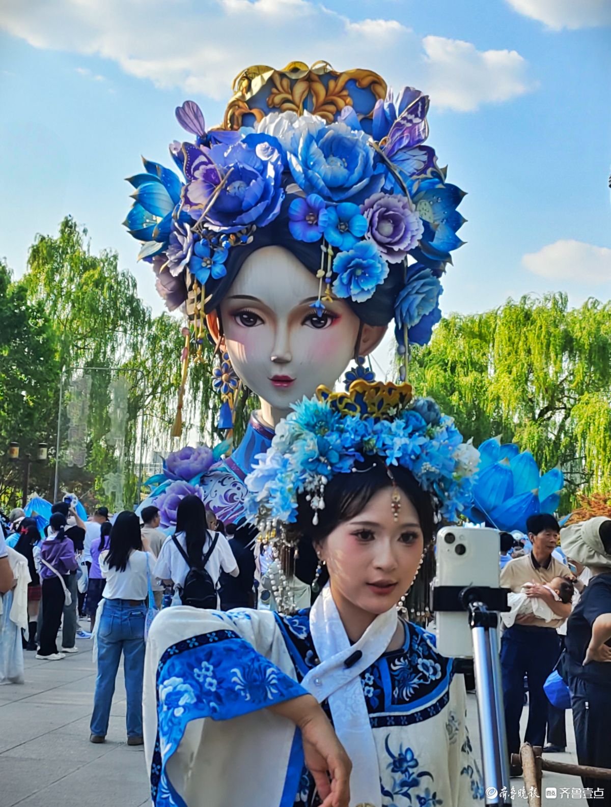 古街古巷着古装，旅拍留影争打卡