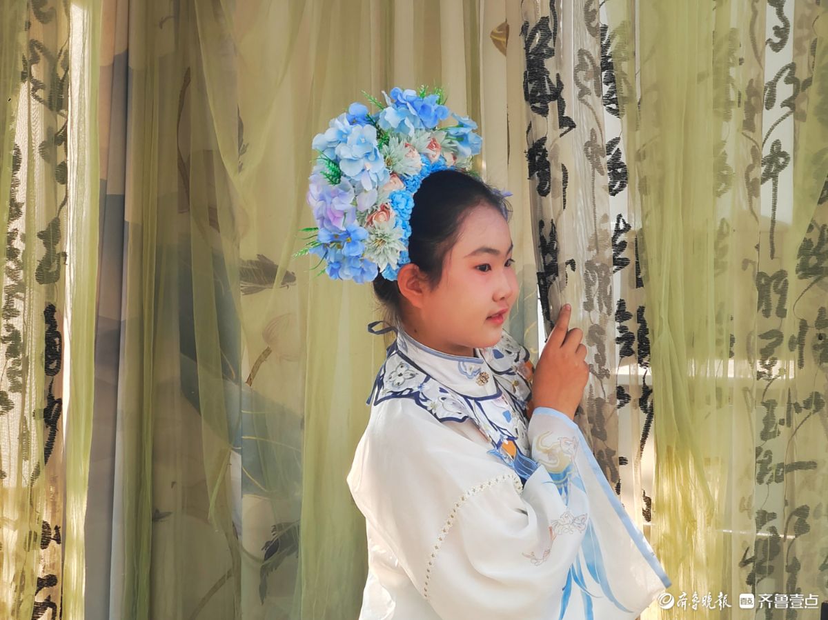 古街古巷着古装，旅拍留影争打卡