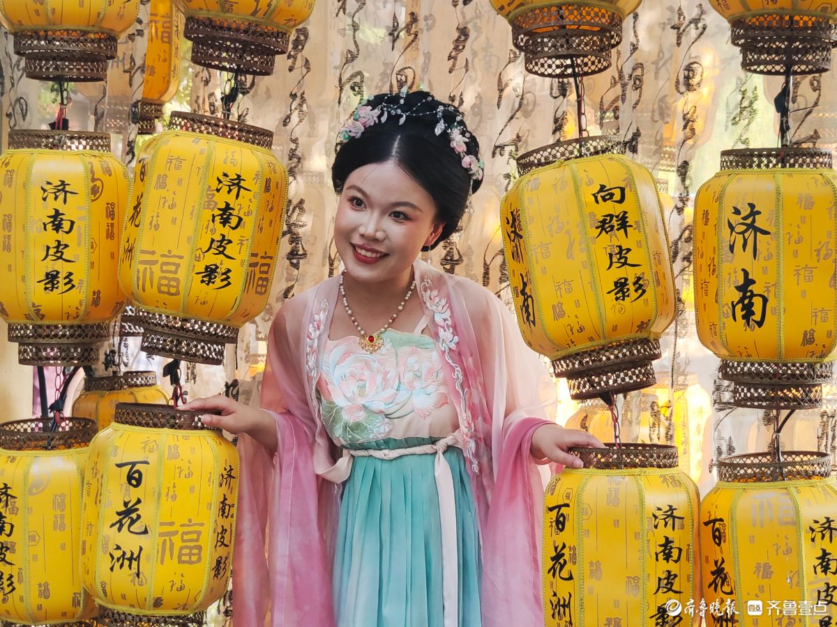 古街古巷着古装，旅拍留影争打卡