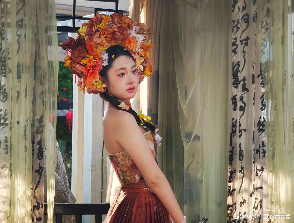 古街古巷着古装，旅拍留影争打卡