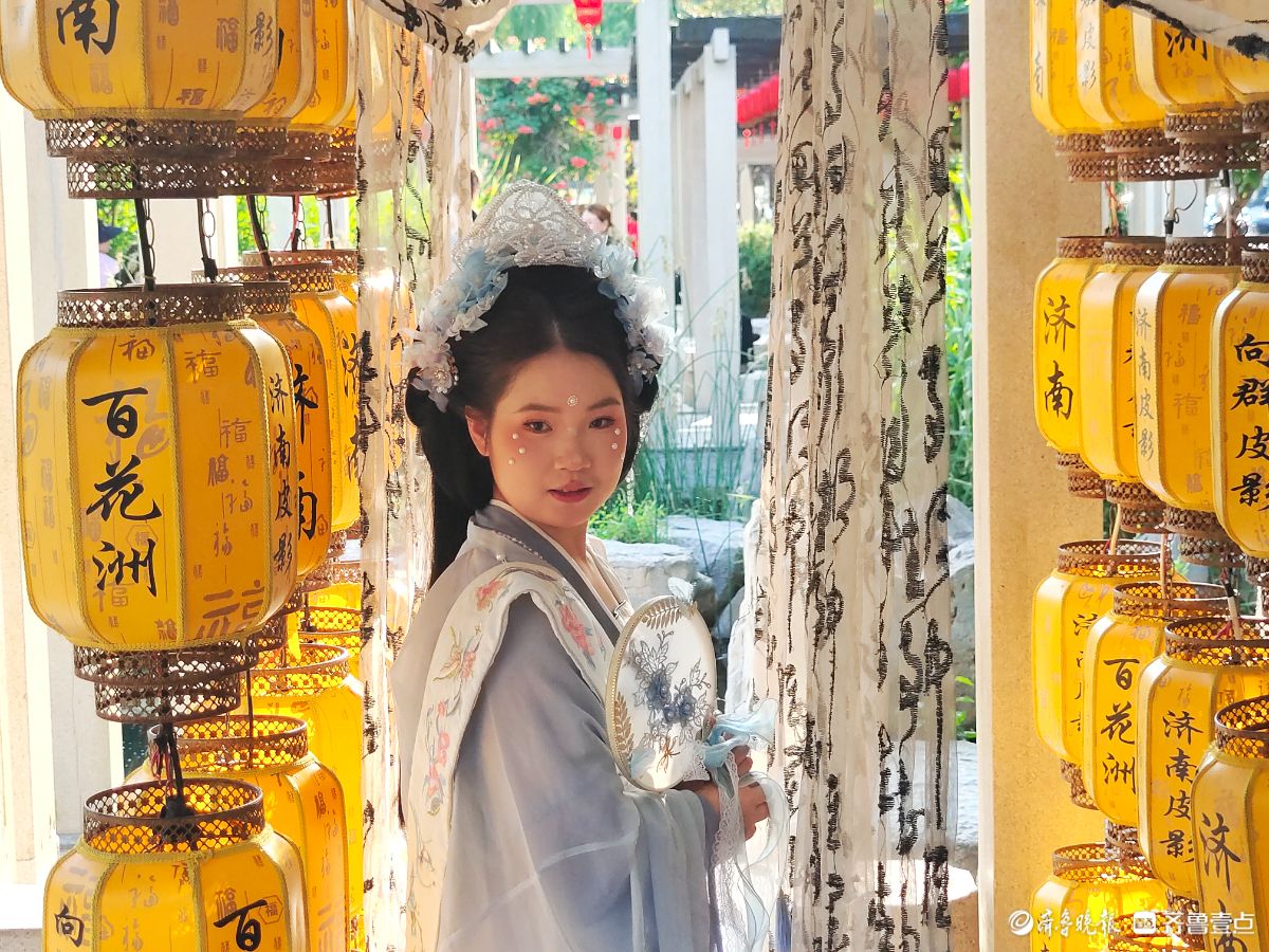 古街古巷着古装，旅拍留影争打卡