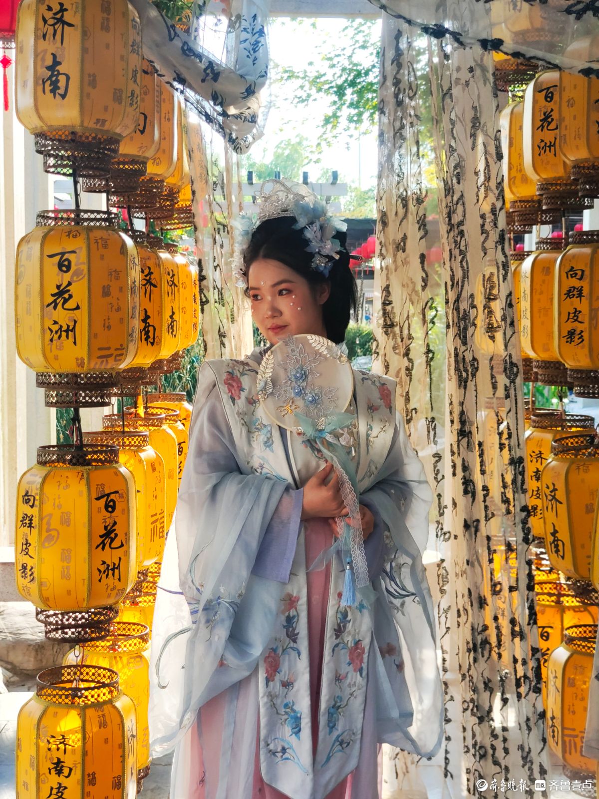 古街古巷着古装，旅拍留影争打卡
