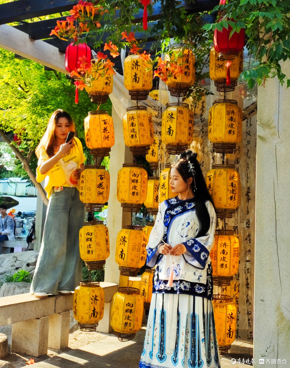 古街古巷着古装，旅拍留影争打卡