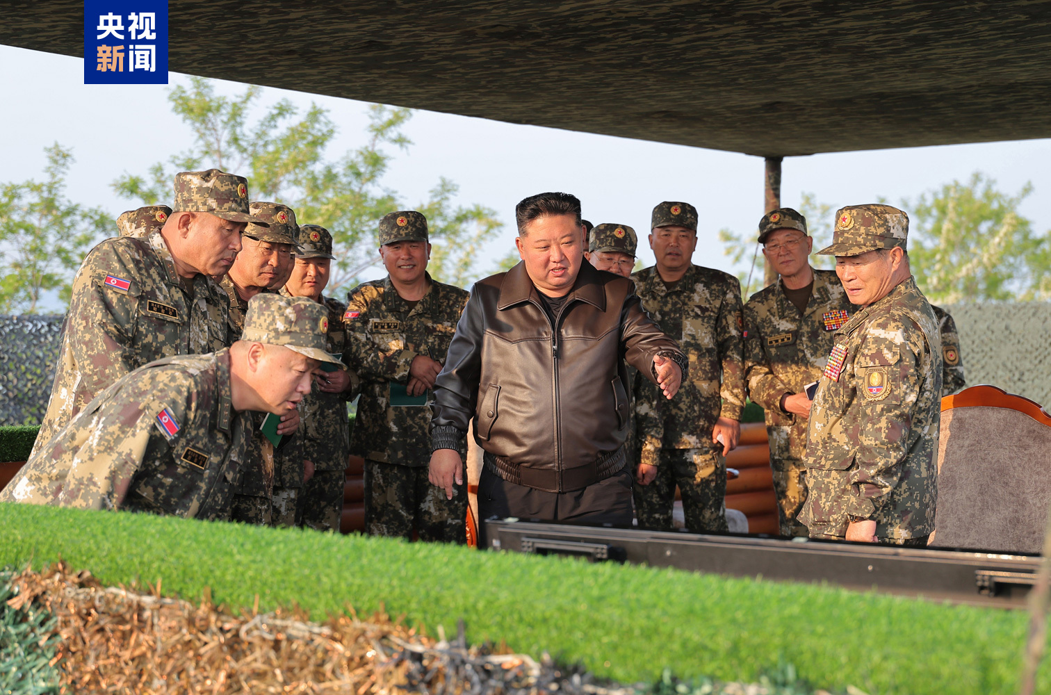 金正恩主持军事会议并观摩炮兵射击比赛