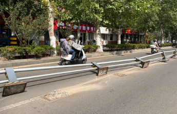 情报站|济南经三纬三路一轿车与电动车相撞，路中隔离栏变形