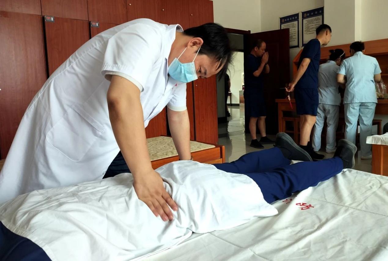 淄博市中西医结合医院：中医义诊进消防，共筑“白蓝”健康情